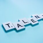 Zatrzymywanie talentów w erze hybrydowej pracy – strategie employer brandingowe
