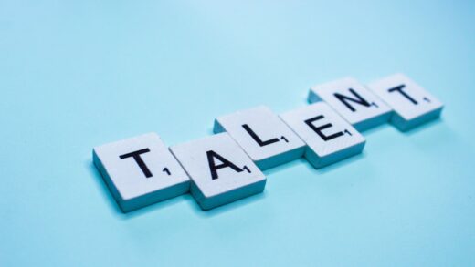 Zatrzymywanie talentów w erze hybrydowej pracy – strategie employer brandingowe