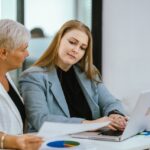 Programy mentoringowe dla starszych pracowników w modelu hybrydowym