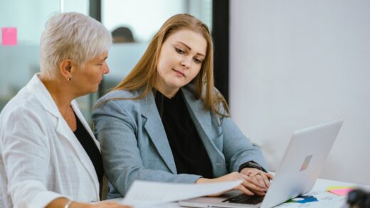 Programy mentoringowe dla starszych pracowników w modelu hybrydowym